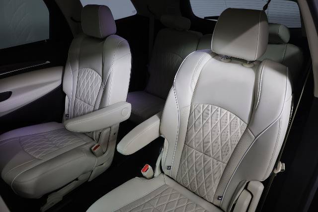 Used 2023 Buick Enclave Avenir w/ Avenir Technology Package AWD/4WD image 12