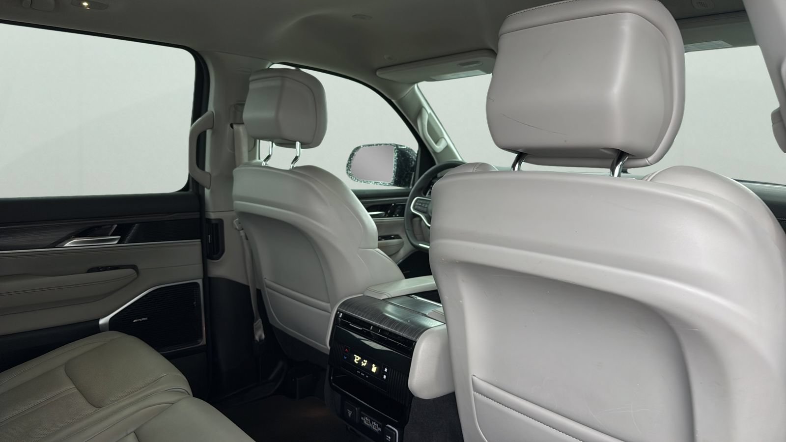 Used 2024 Jeep Wagoneer L Series II RWD image 28