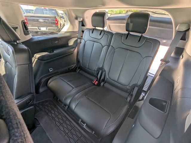 Used 2023 Jeep Grand Cherokee L Limited w/ Luxury Tech Group II image 16