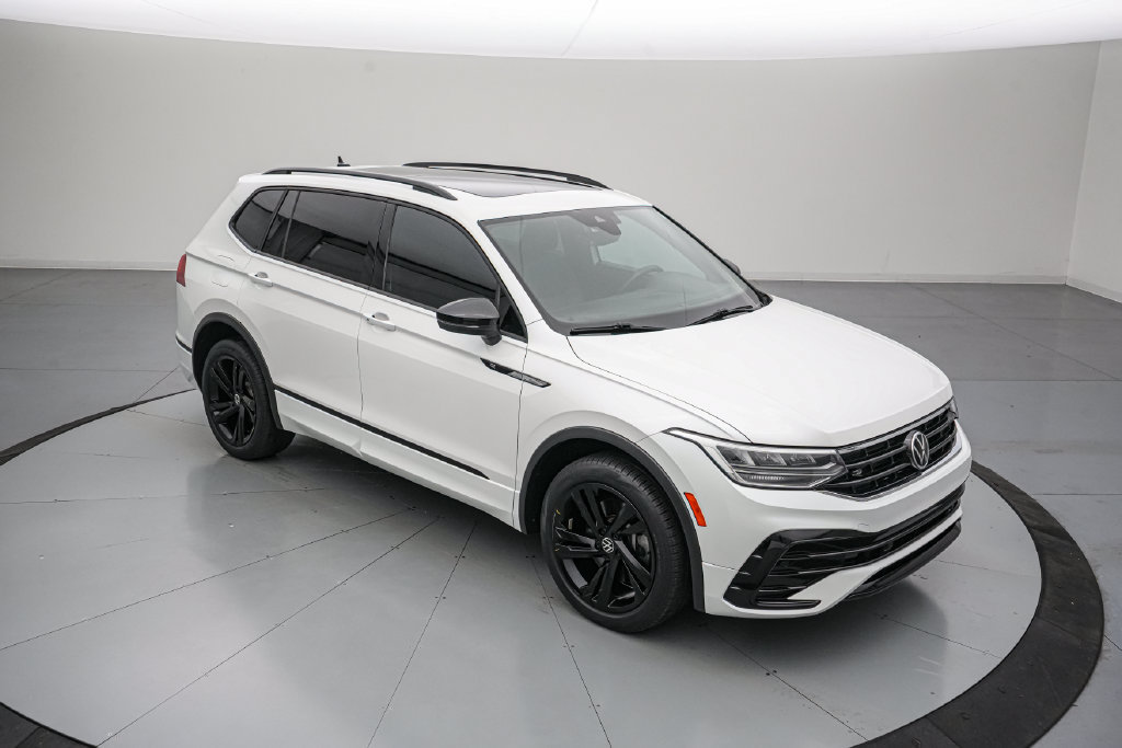 Used 2023 Volkswagen Tiguan SE R-Line AWD/4WD image 2