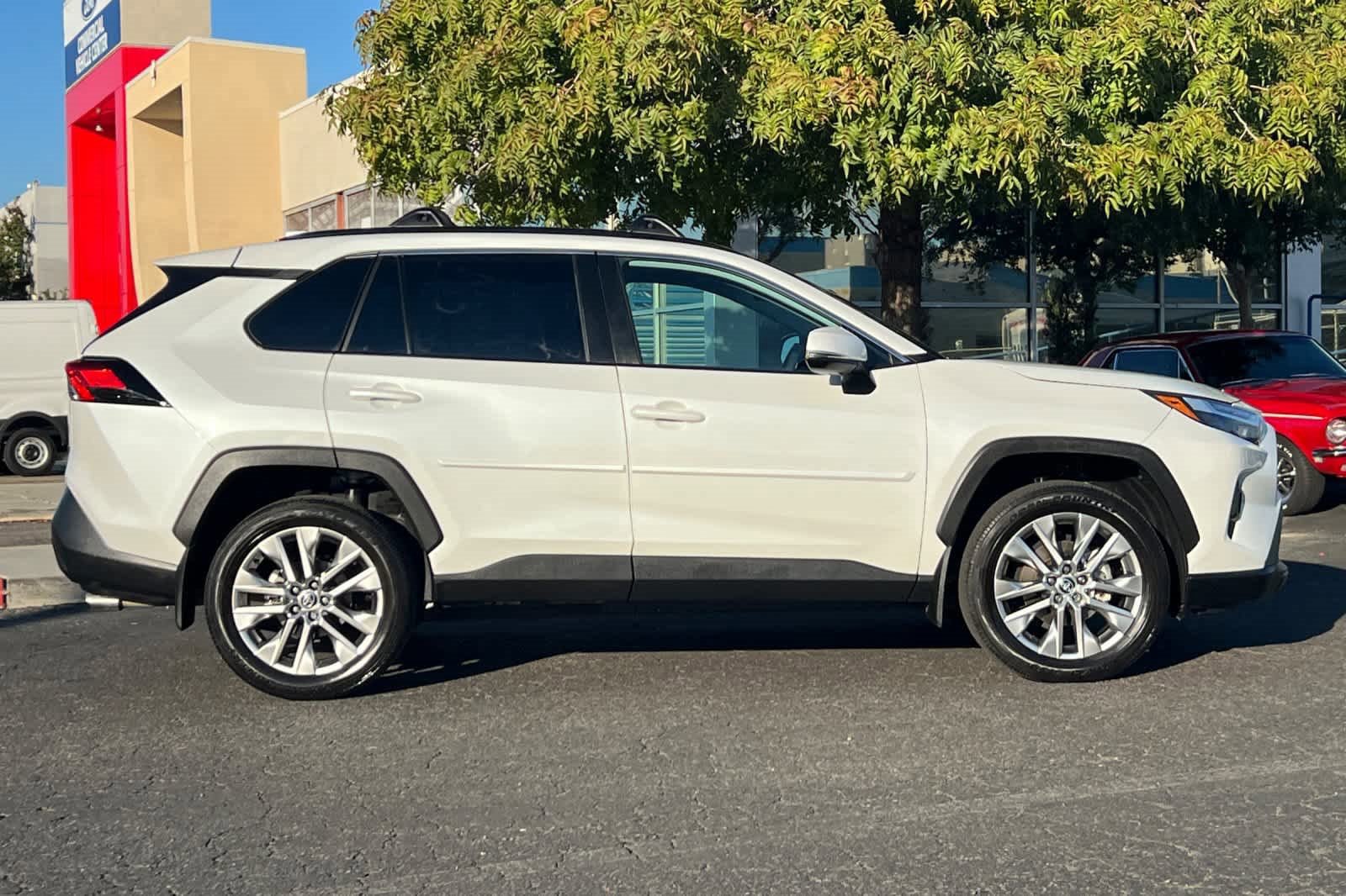 Used 2023 Toyota RAV4 XLE Premium image 6