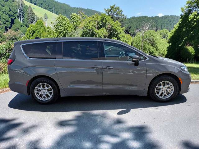 Used 2025 Chrysler Pacifica Select FWD image 7