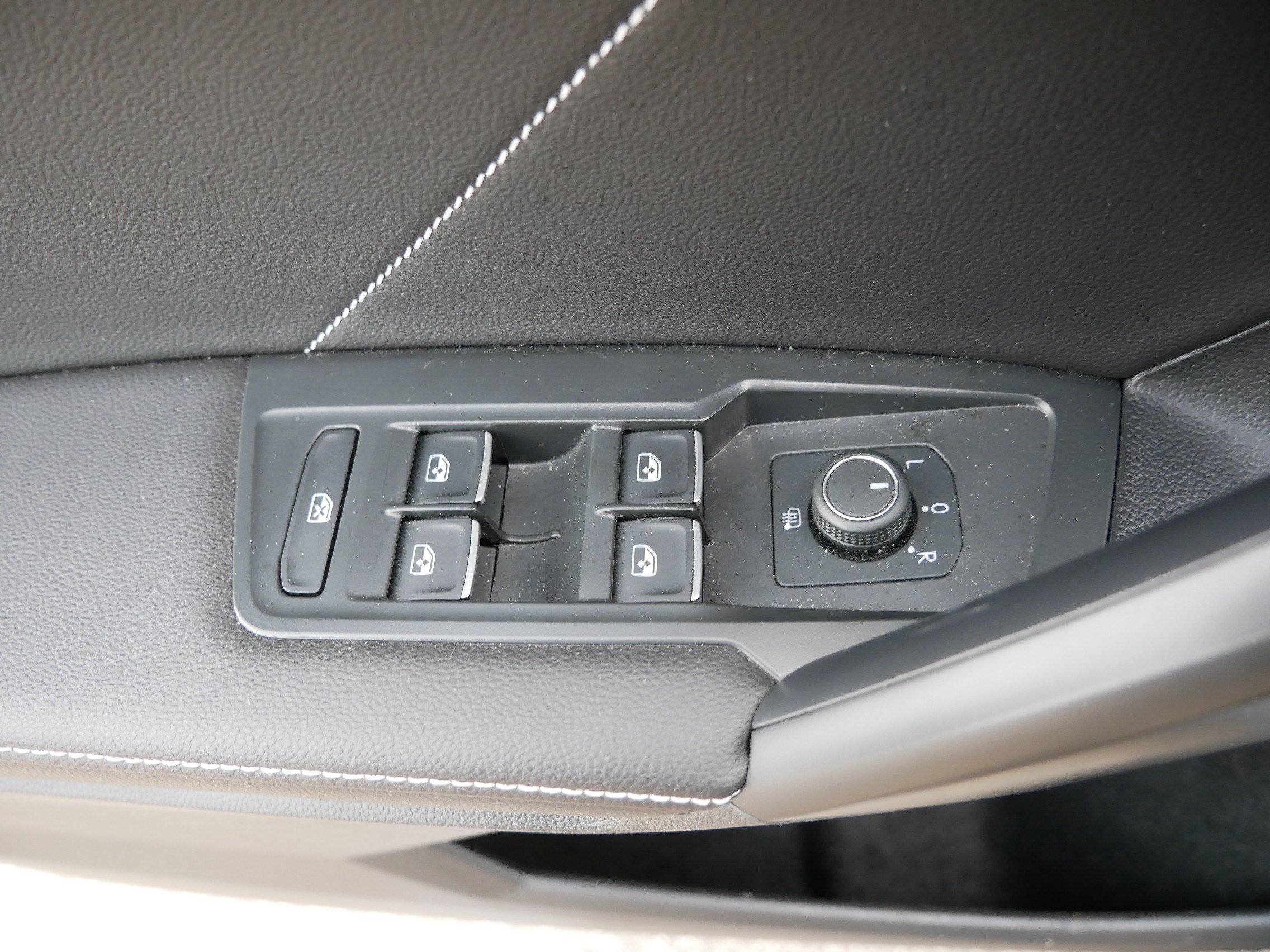 Used 2023 Volkswagen Tiguan SE R-Line AWD/4WD image 20