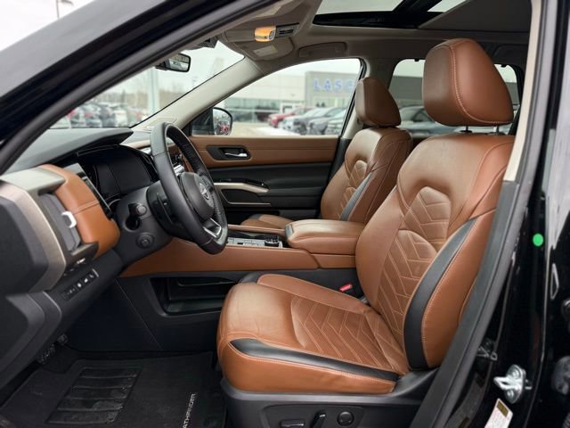 Used 2023 Nissan Pathfinder Platinum w/ Cargo Package image 27
