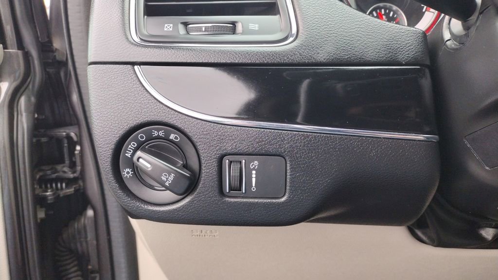 Used 2020 Dodge Grand Caravan SXT FWD image 16
