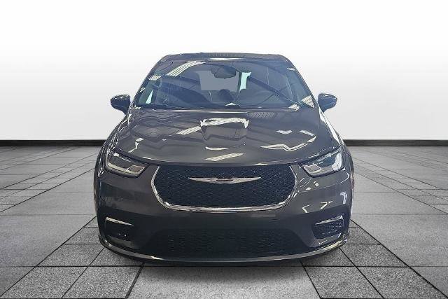 Used 2023 Chrysler Pacifica Touring-L FWD image 2