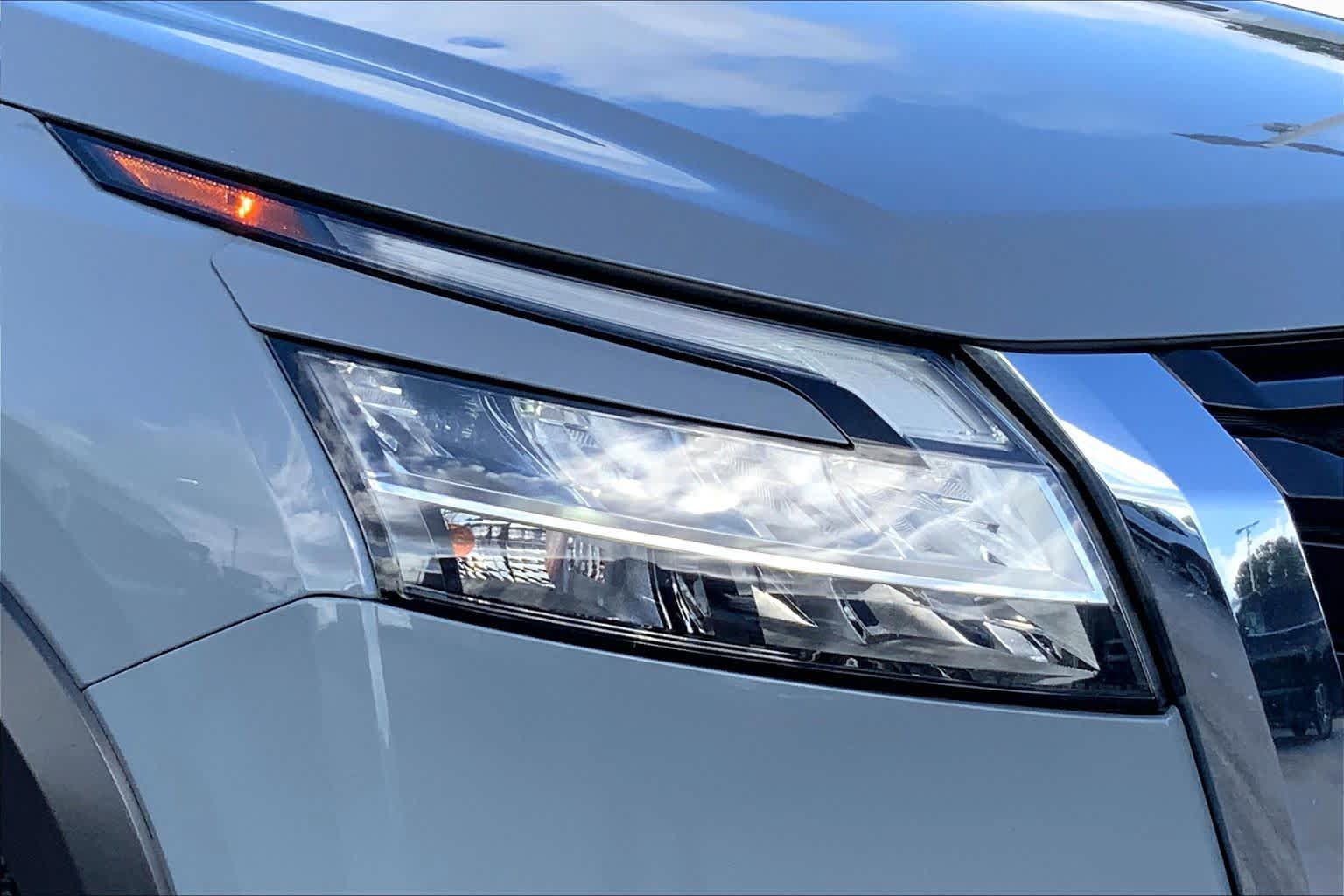Used 2022 Nissan Pathfinder Platinum AWD/4WD image 26