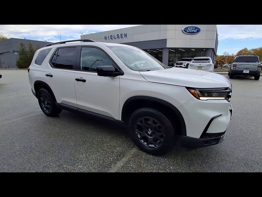 Used 2025 Honda Pilot TrailSport image 2