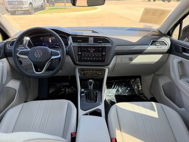 Used 2023 Volkswagen Tiguan SE w/ Panoramic Sunroof Package FWD image 27
