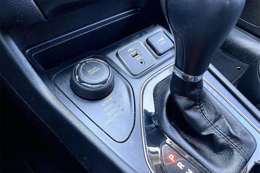 Used 2020 Jeep Cherokee Latitude Plus image 25