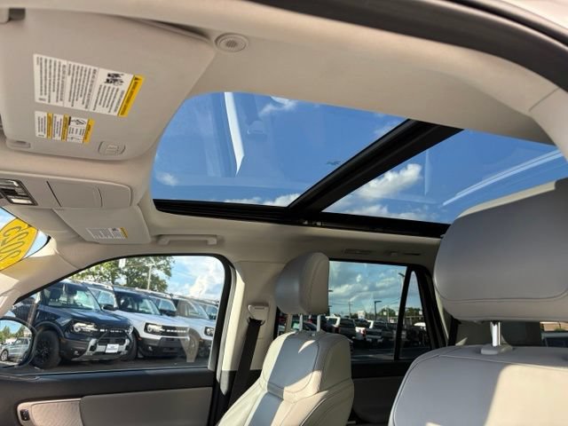 Certified 2025 Ford Expedition Active AWD/4WD image 17