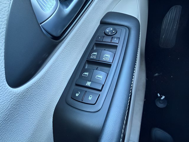 Used 2024 Chrysler Pacifica Touring-L FWD image 21
