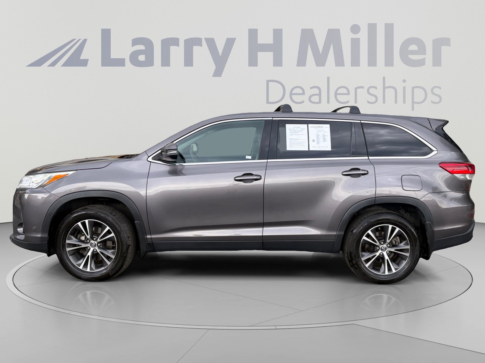 Used 2019 Toyota Highlander LE AWD/4WD image 2