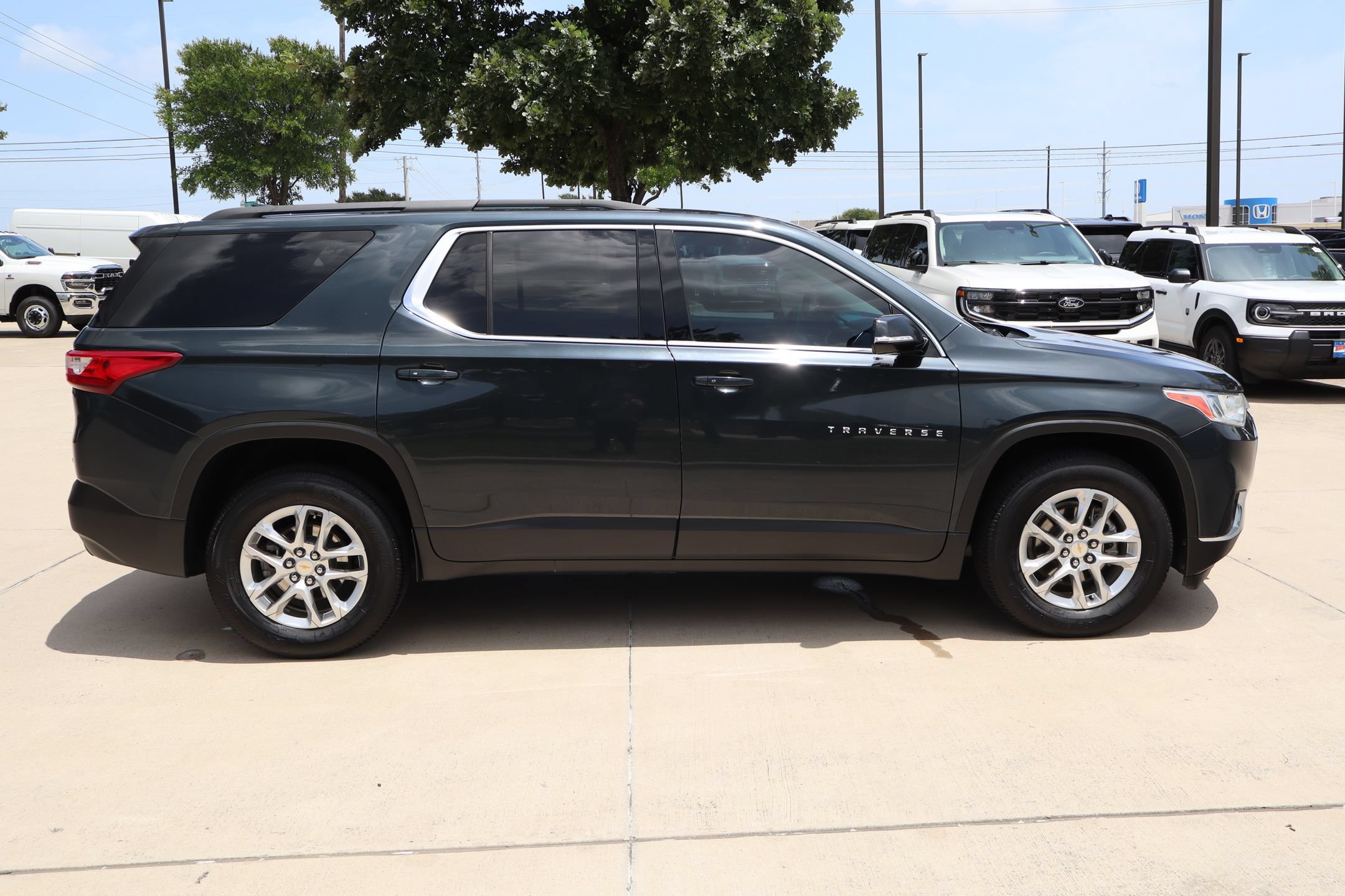 Used 2020 Chevrolet Traverse LT FWD image 2