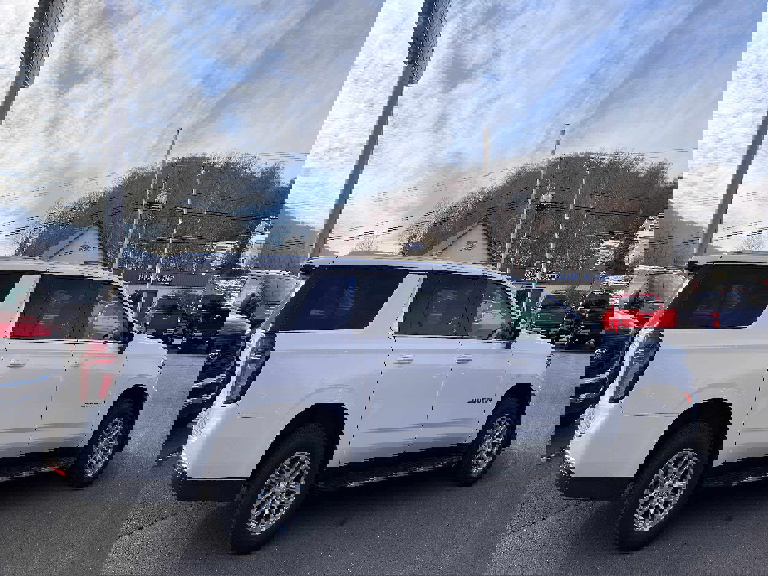 Used 2023 Chevrolet Suburban LT image 4