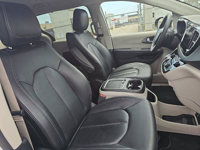 Used 2024 Chrysler Pacifica Touring-L FWD image 10