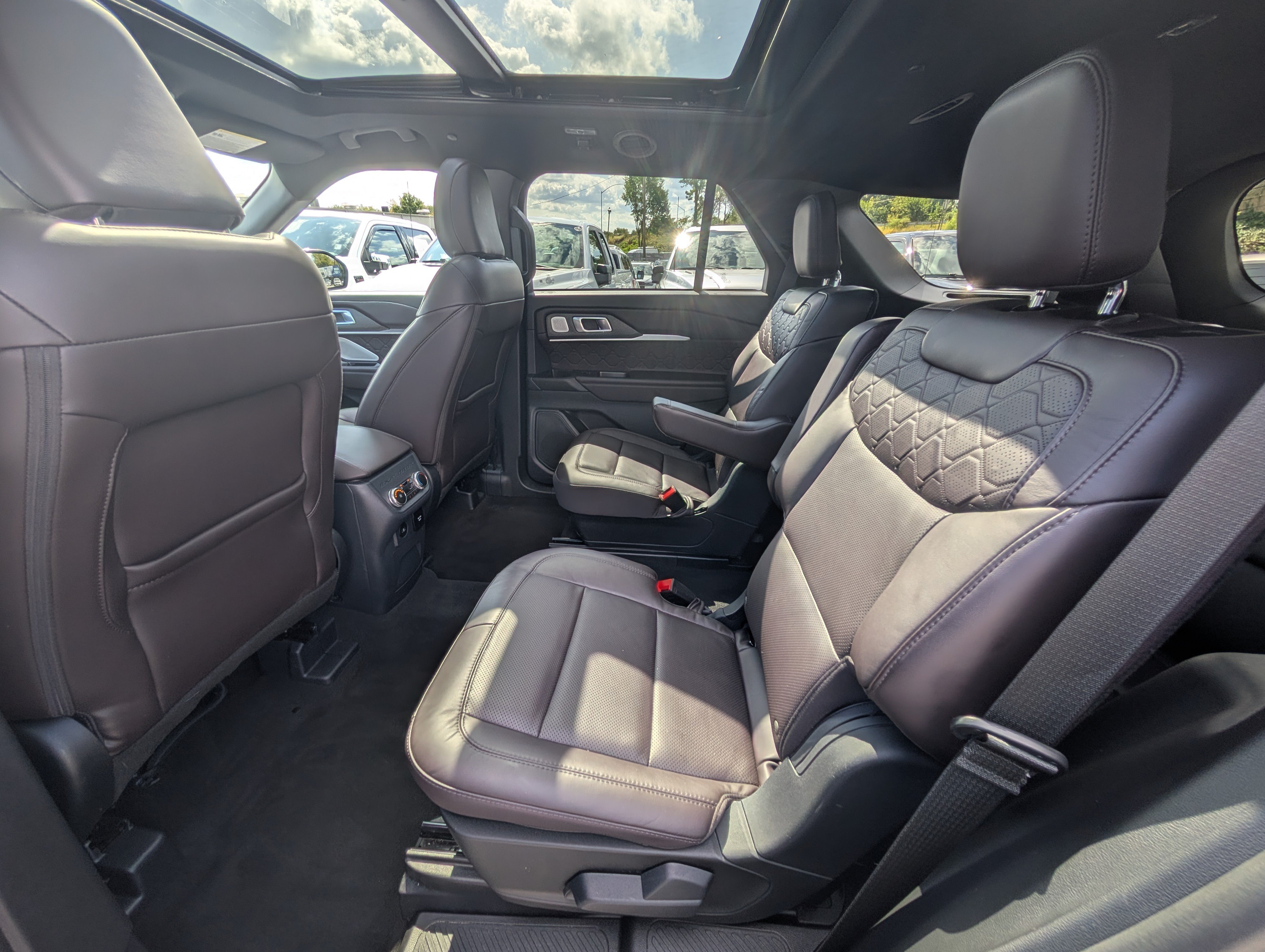 Certified 2025 Ford Explorer Platinum w/ LUX Leather Package AWD/4WD image 18