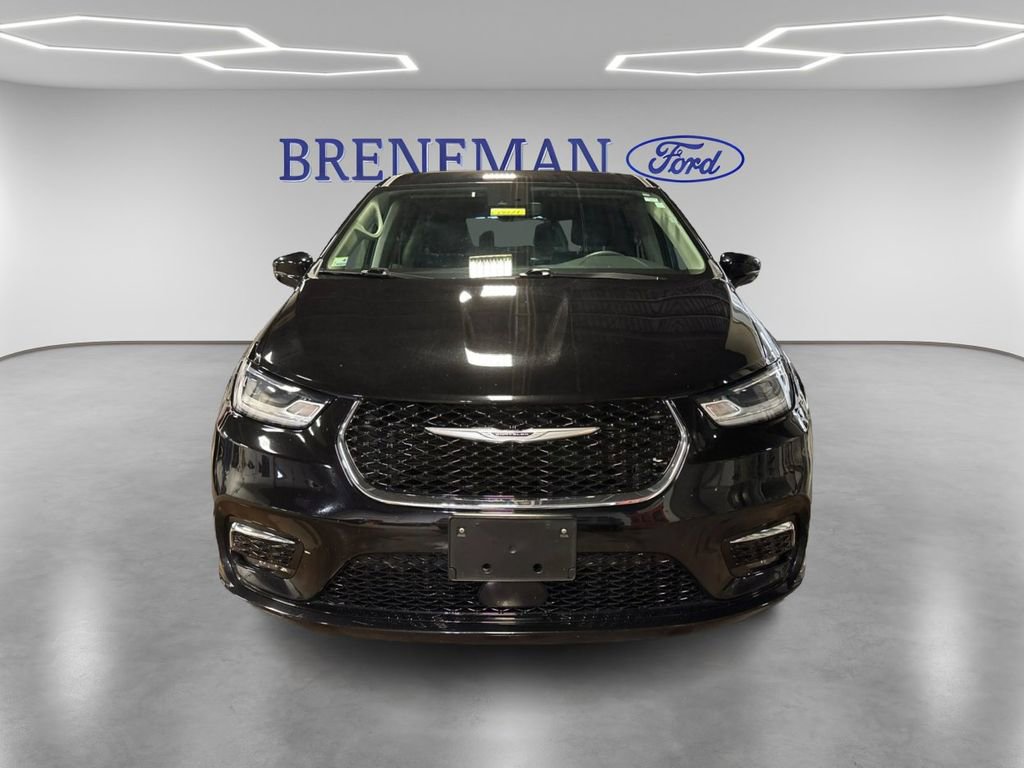 Used 2024 Chrysler Pacifica Touring-L image 2