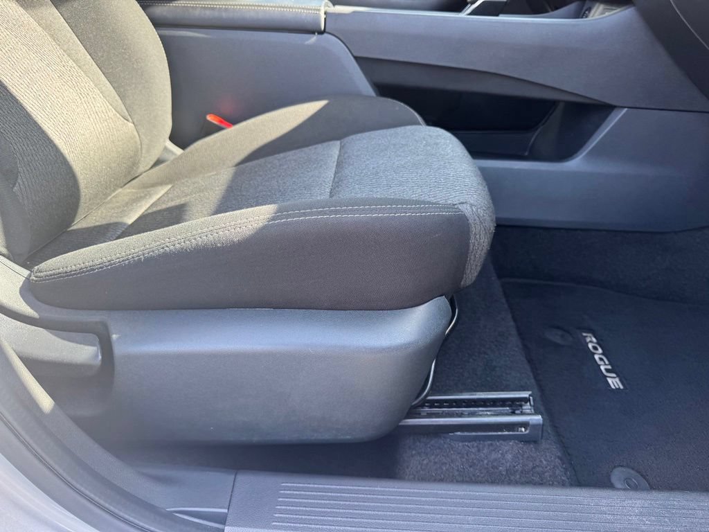 Used 2025 Nissan Rogue SV FWD image 17