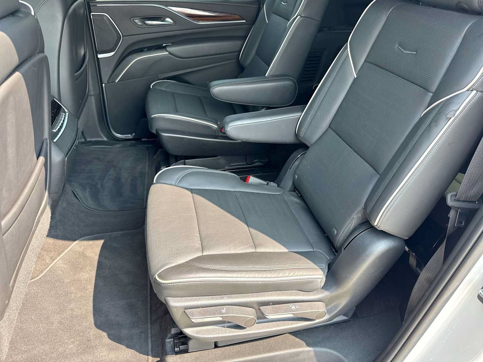 Used 2022 Cadillac Escalade ESV Premium Luxury w/ Performance Package AWD/4WD image 19