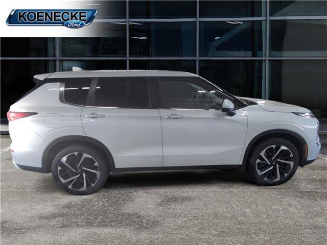 Used 2022 Mitsubishi Outlander SE image 2