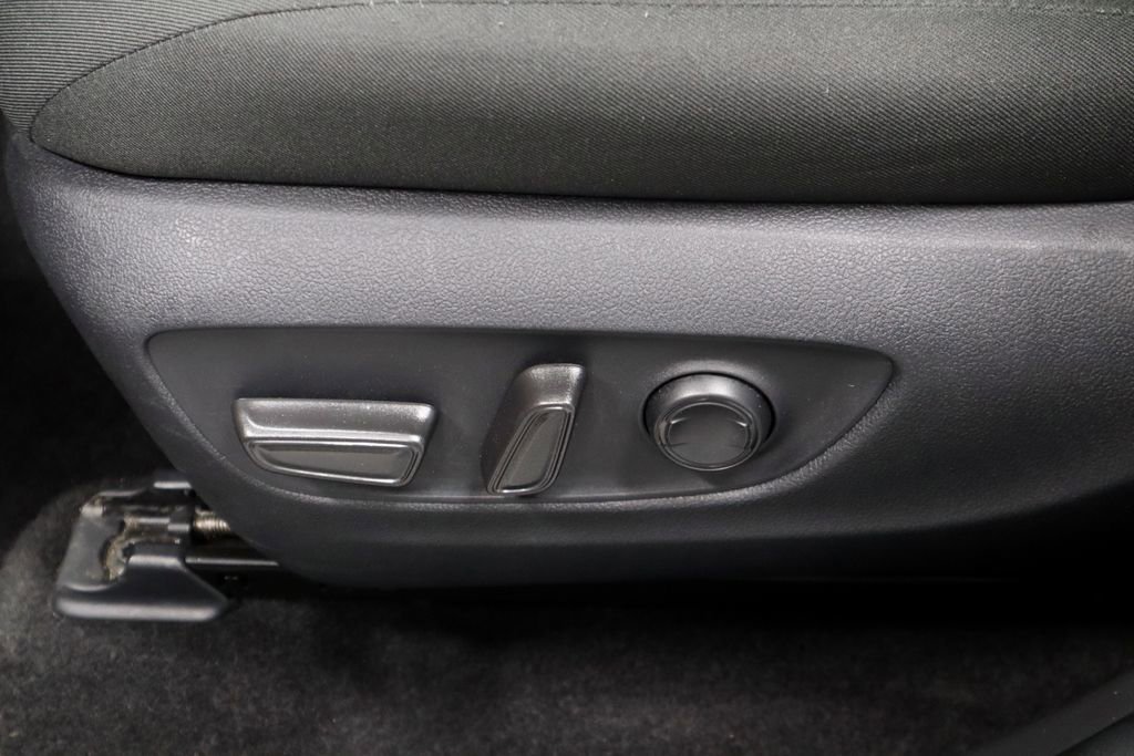 Used 2025 Toyota RAV4 XLE AWD/4WD image 23