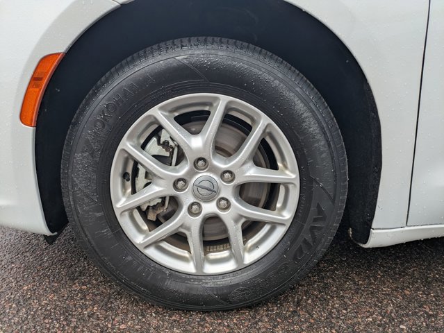 Used 2024 Chrysler Pacifica Touring-L FWD image 27