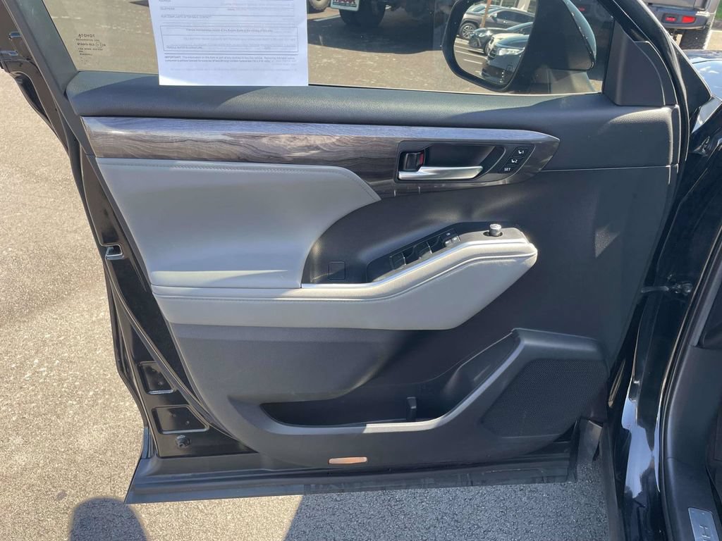 Used 2021 Toyota Highlander Limited FWD image 15