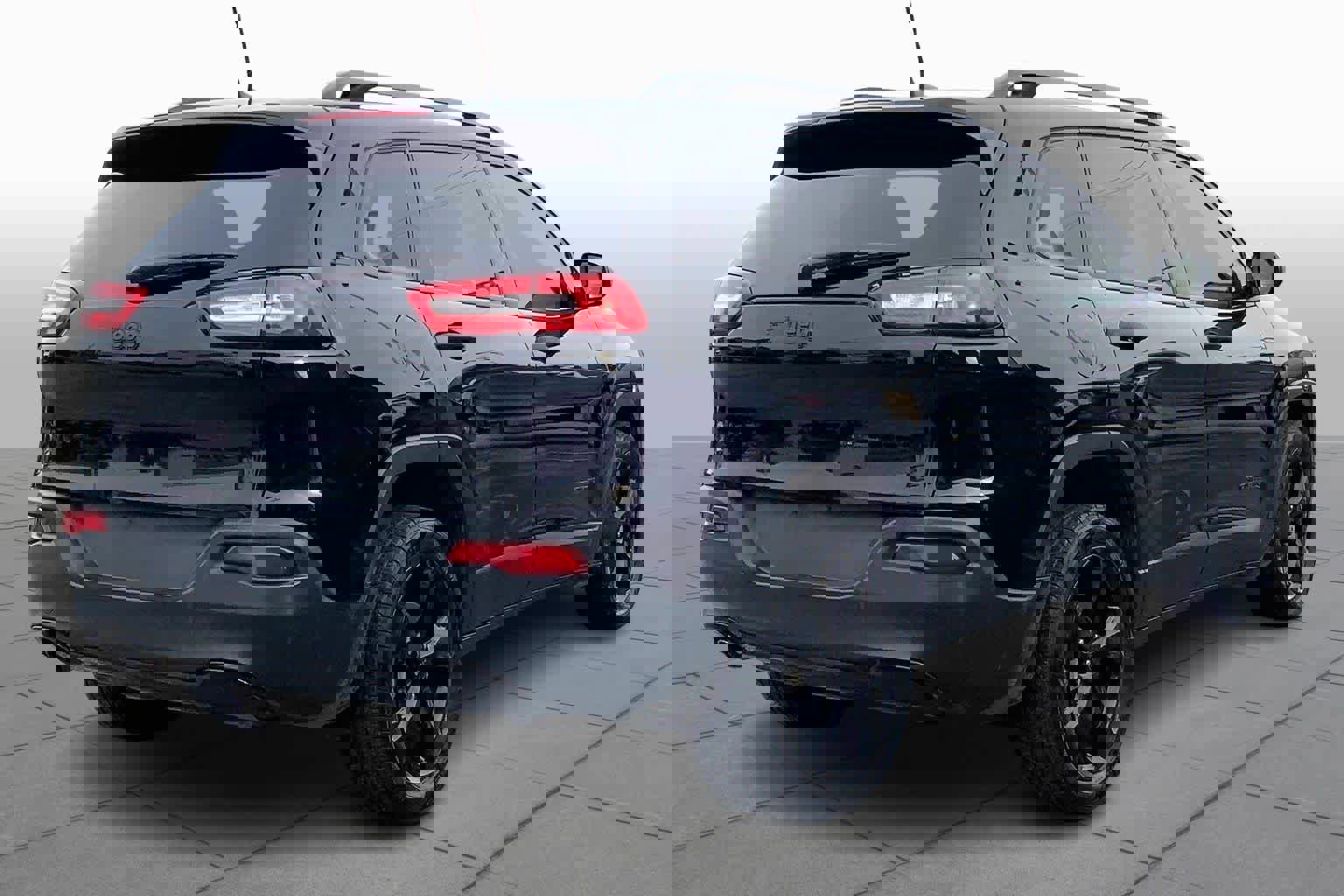 Used 2017 Jeep Cherokee Sport image 4