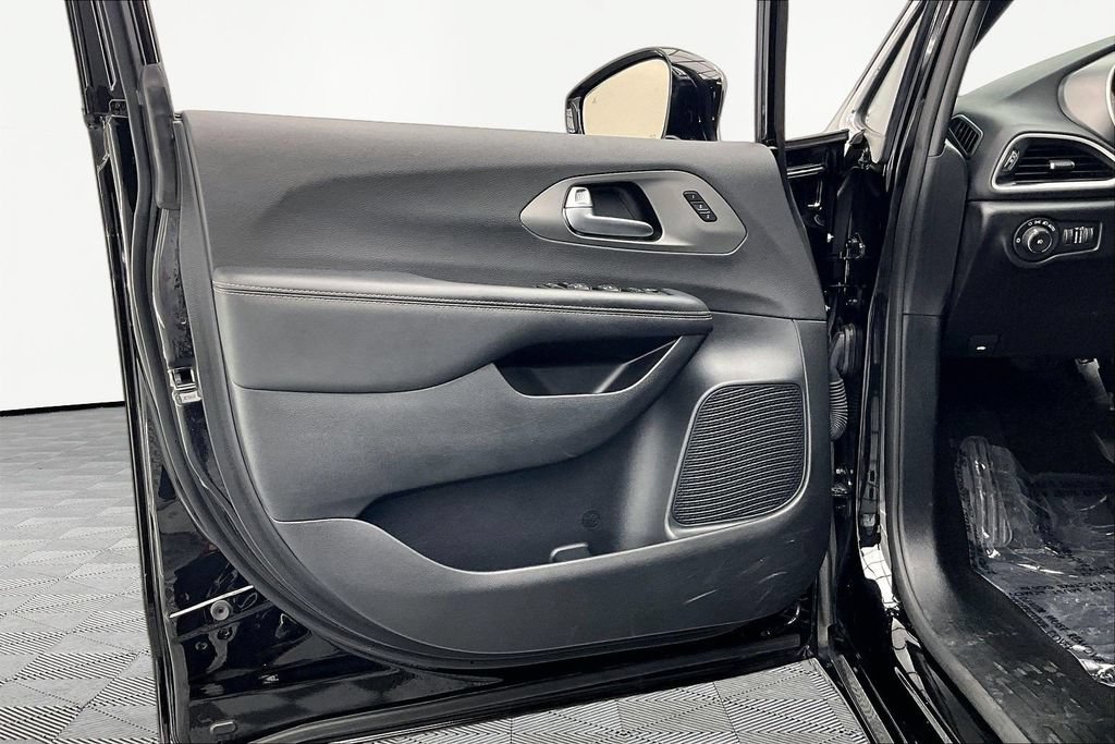 Used 2025 Chrysler Pacifica Select FWD image 23