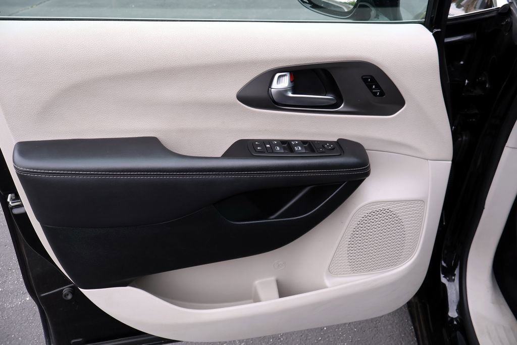 Used 2024 Chrysler Pacifica Touring-L FWD image 28