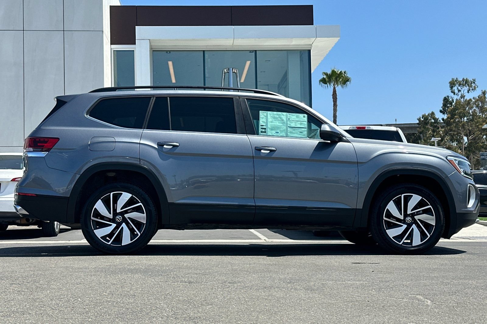 Used 2024 Volkswagen Atlas SE FWD image 2
