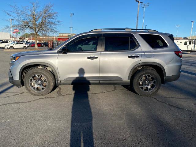 Used 2025 Honda Pilot TrailSport image 2