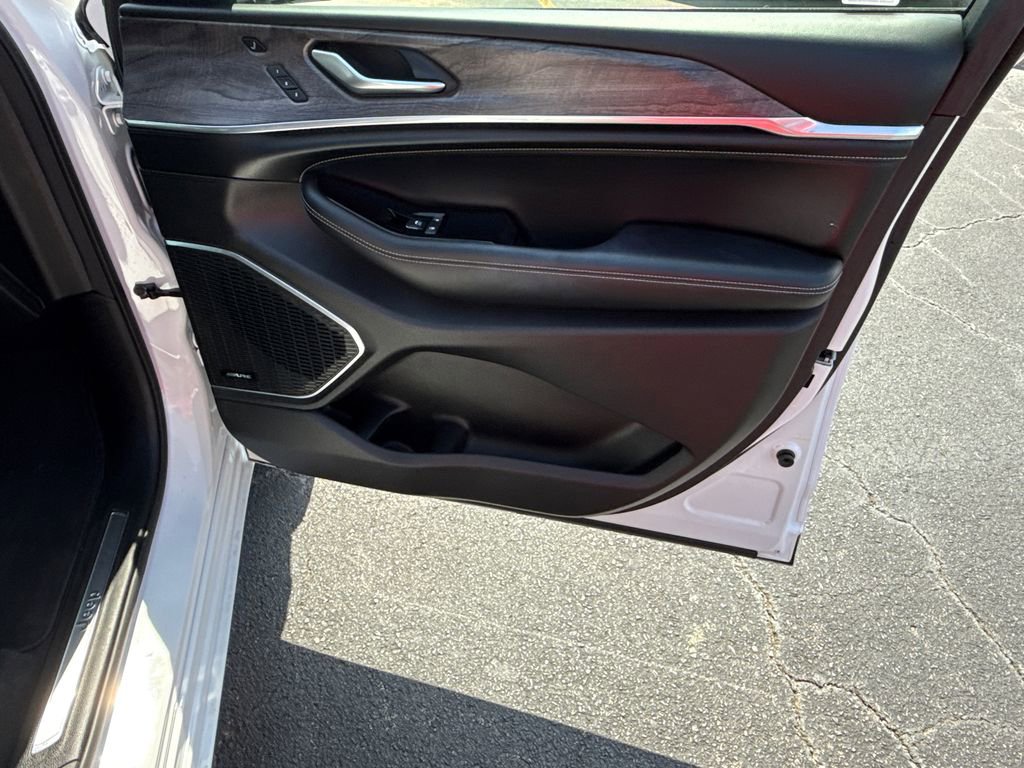 Used 2023 Jeep Grand Cherokee Overland w/ Luxury Tech Group IV RWD image 14