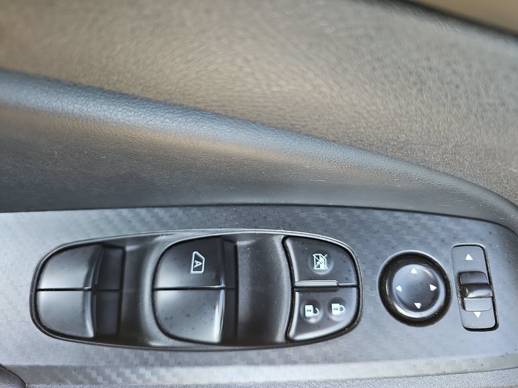 Used 2024 Nissan Altima 2.5 SV FWD image 25