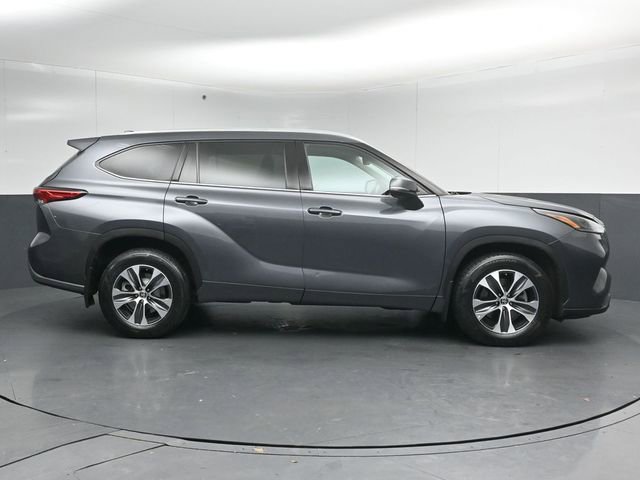 Used 2021 Toyota Highlander XLE AWD/4WD image 8