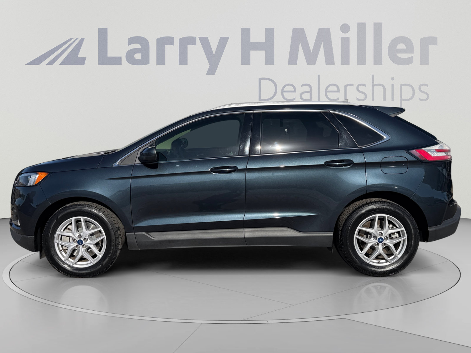 Certified 2022 Ford Edge SEL w/ Convenience Package AWD/4WD image 2