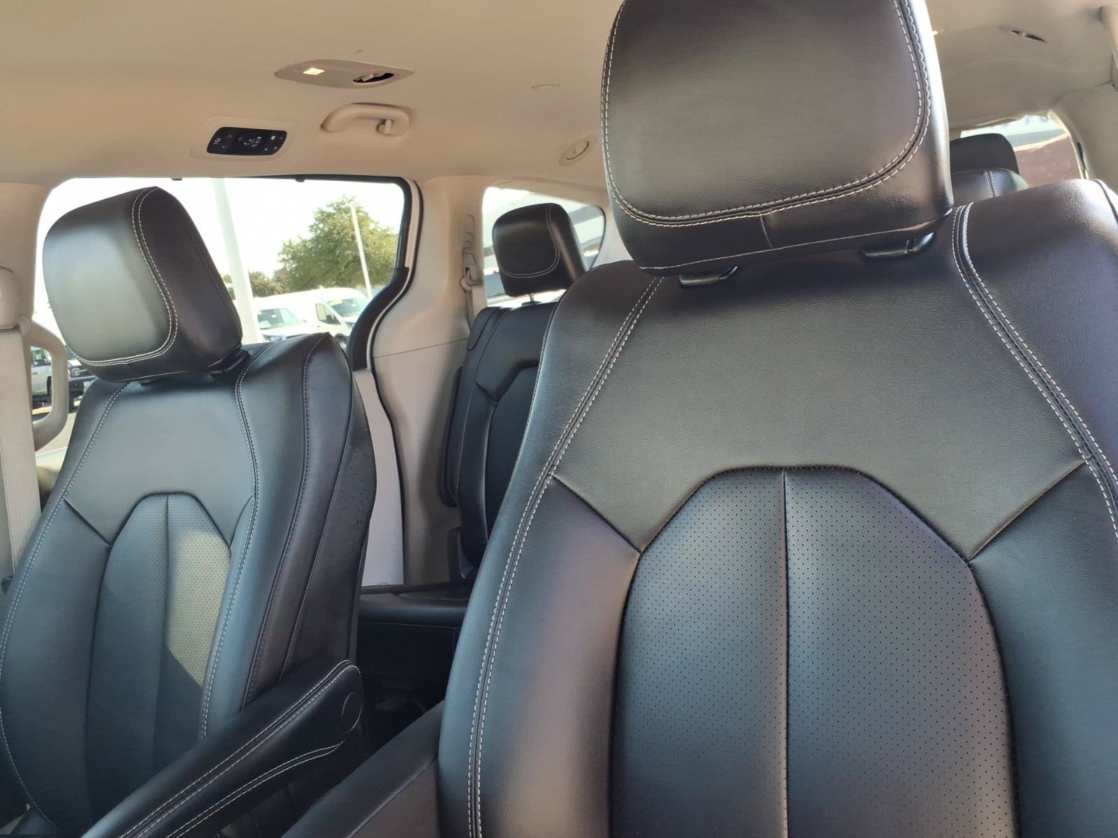 Used 2024 Chrysler Pacifica Touring-L FWD image 12