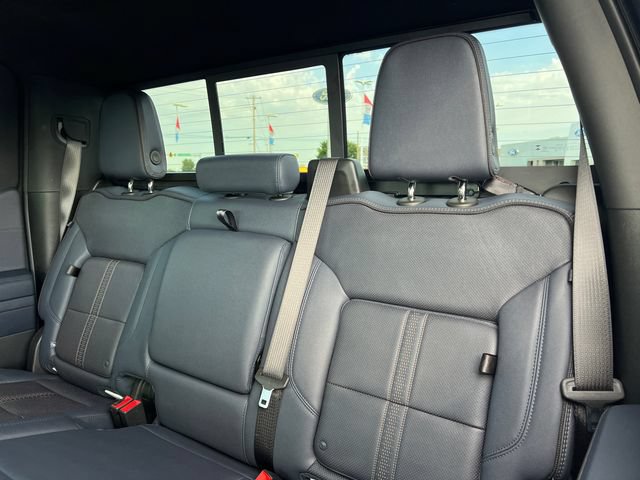 Used 2024 Chevrolet Silverado 1500 High Country w/ Technology Package AWD/4WD image 25