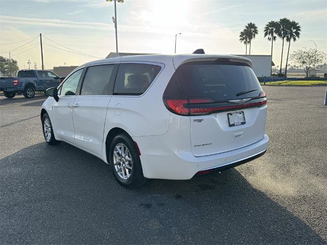Used 2024 Chrysler Pacifica Touring-L image 3