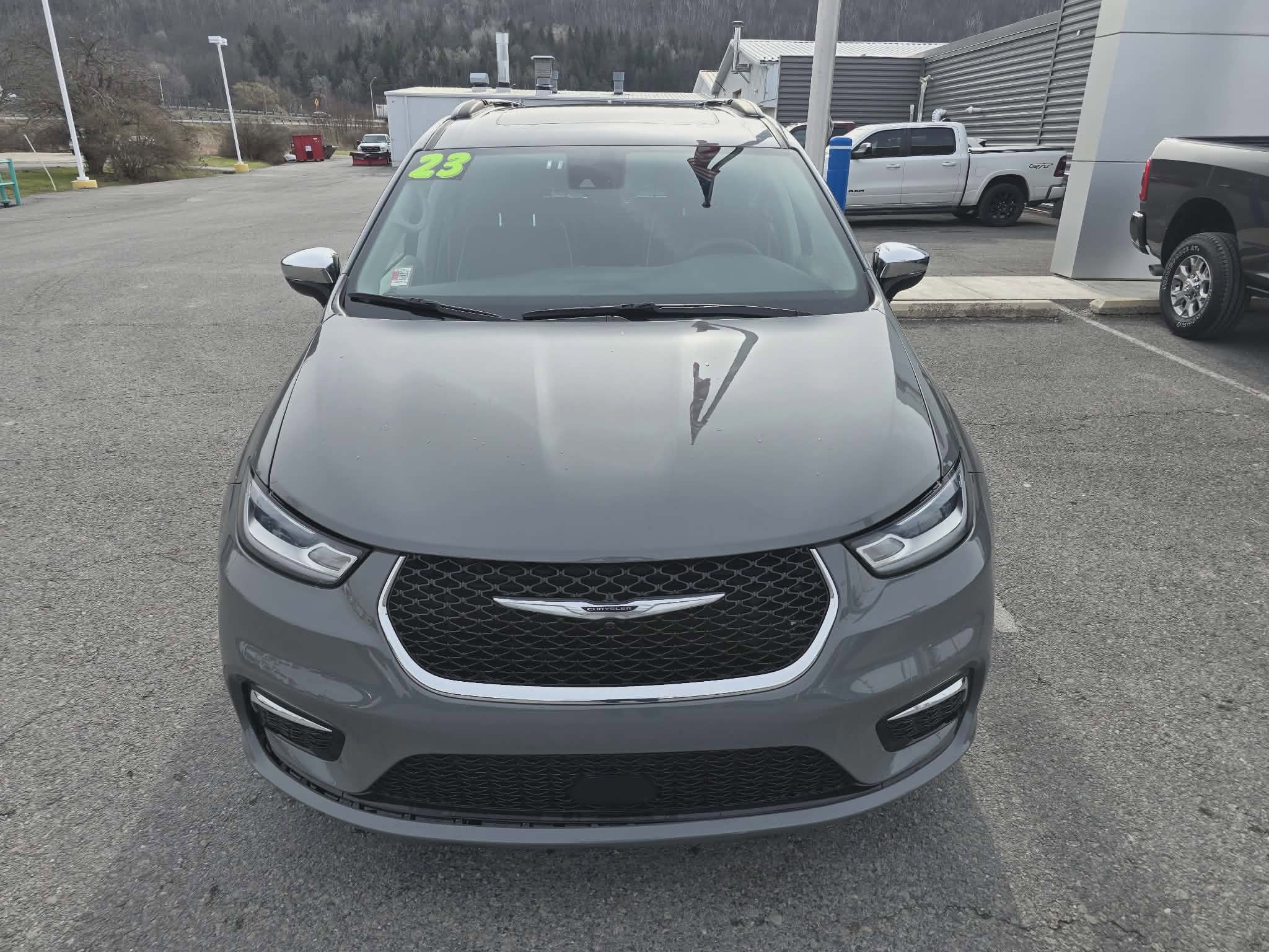 Used 2023 Chrysler Pacifica Limited FWD image 9