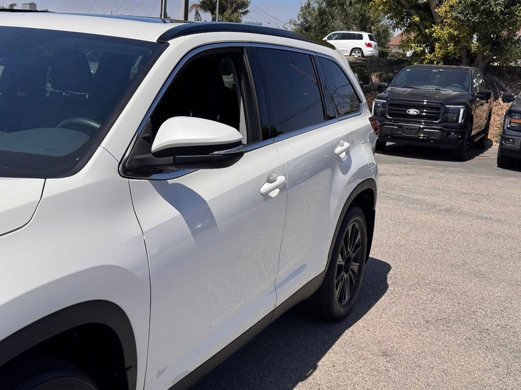 Used 2019 Toyota Highlander SE FWD image 9
