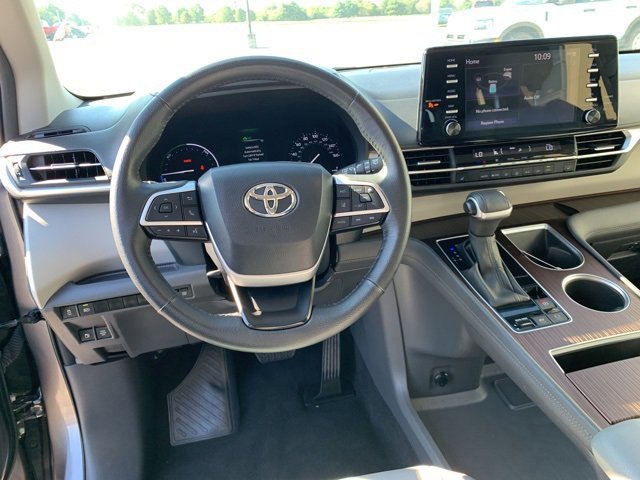 Used 2023 Toyota Sienna XLE image 10