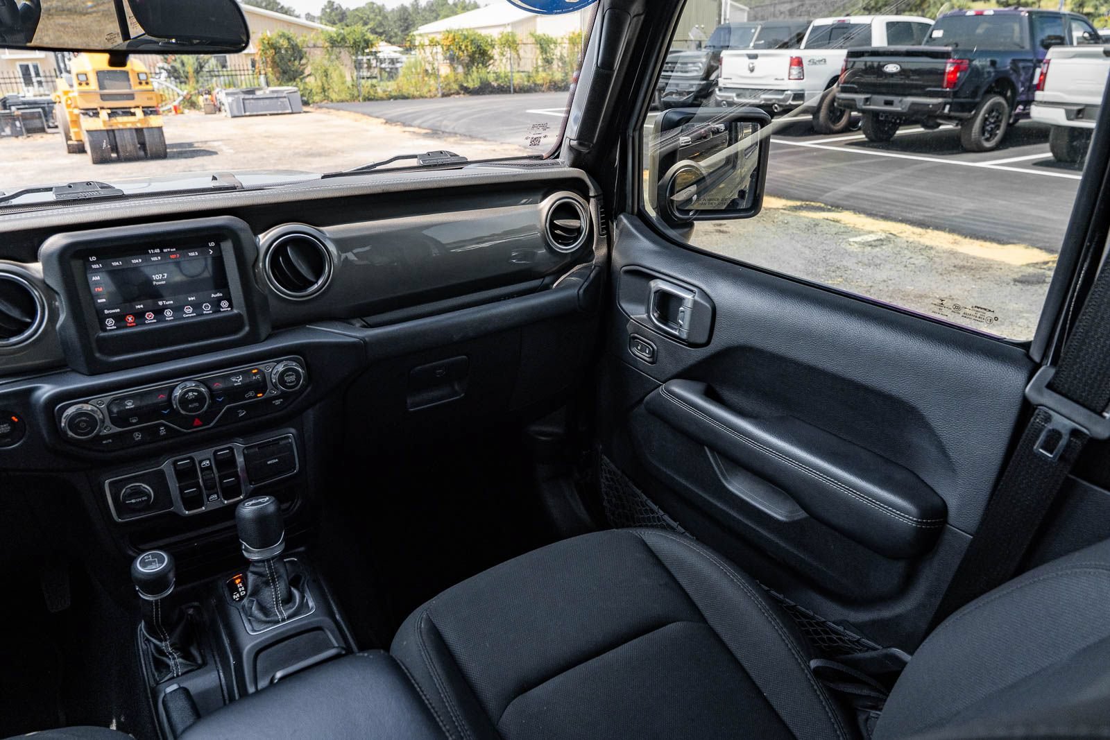 Used 2019 Jeep Wrangler Unlimited Sahara AWD/4WD image 29