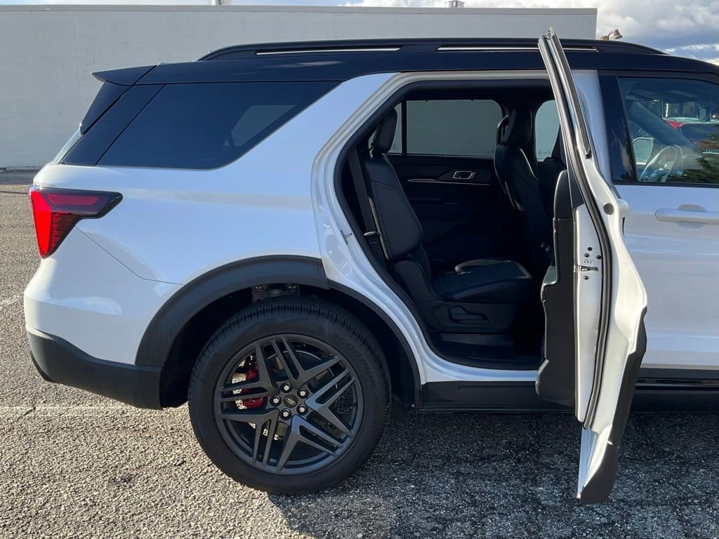 Certified 2025 Ford Explorer ST-Line w/ Premium Package image 26