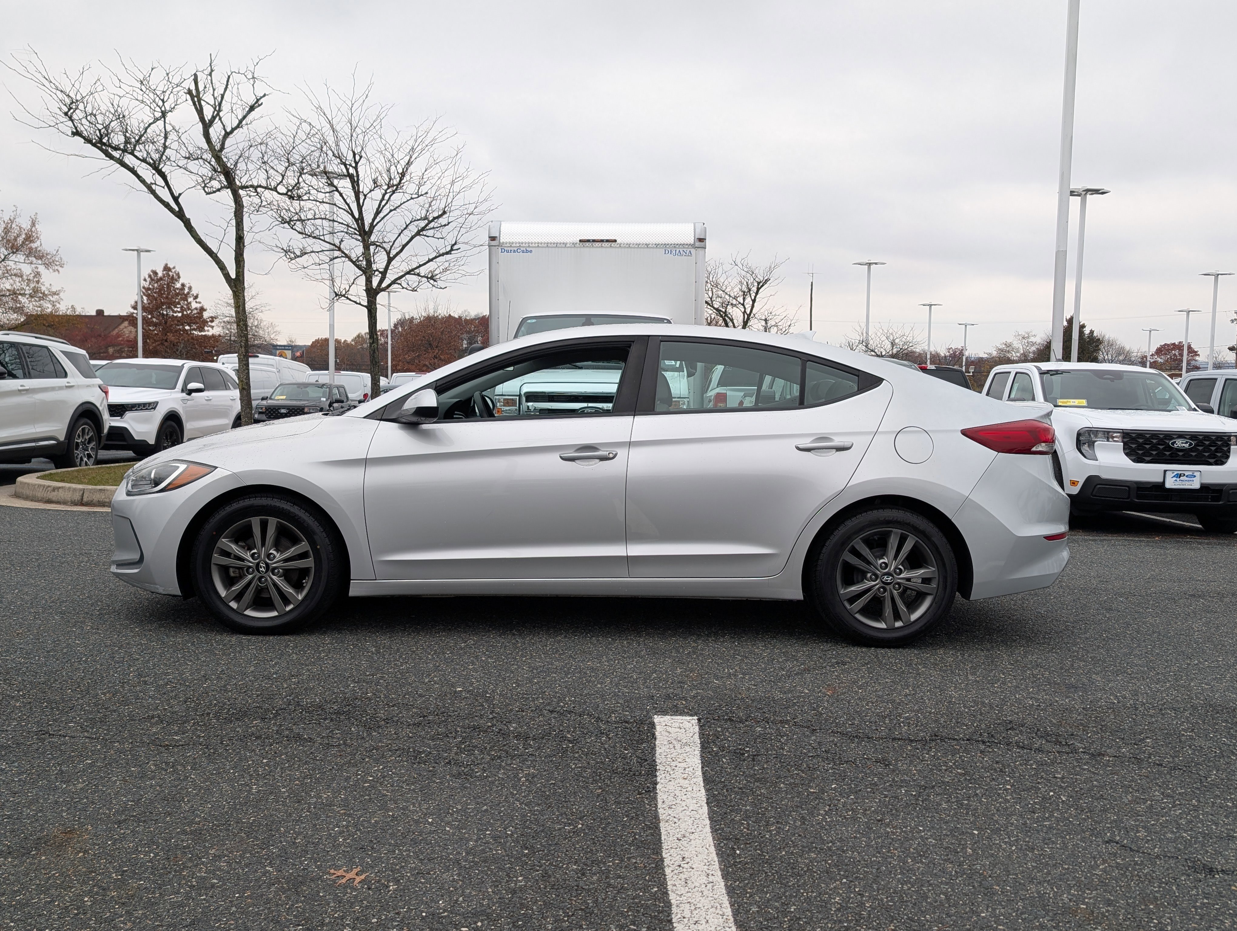 Used 2017 Hyundai Elantra SE image 2
