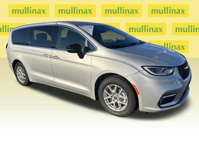 Used 2024 Chrysler Pacifica Touring-L image 1