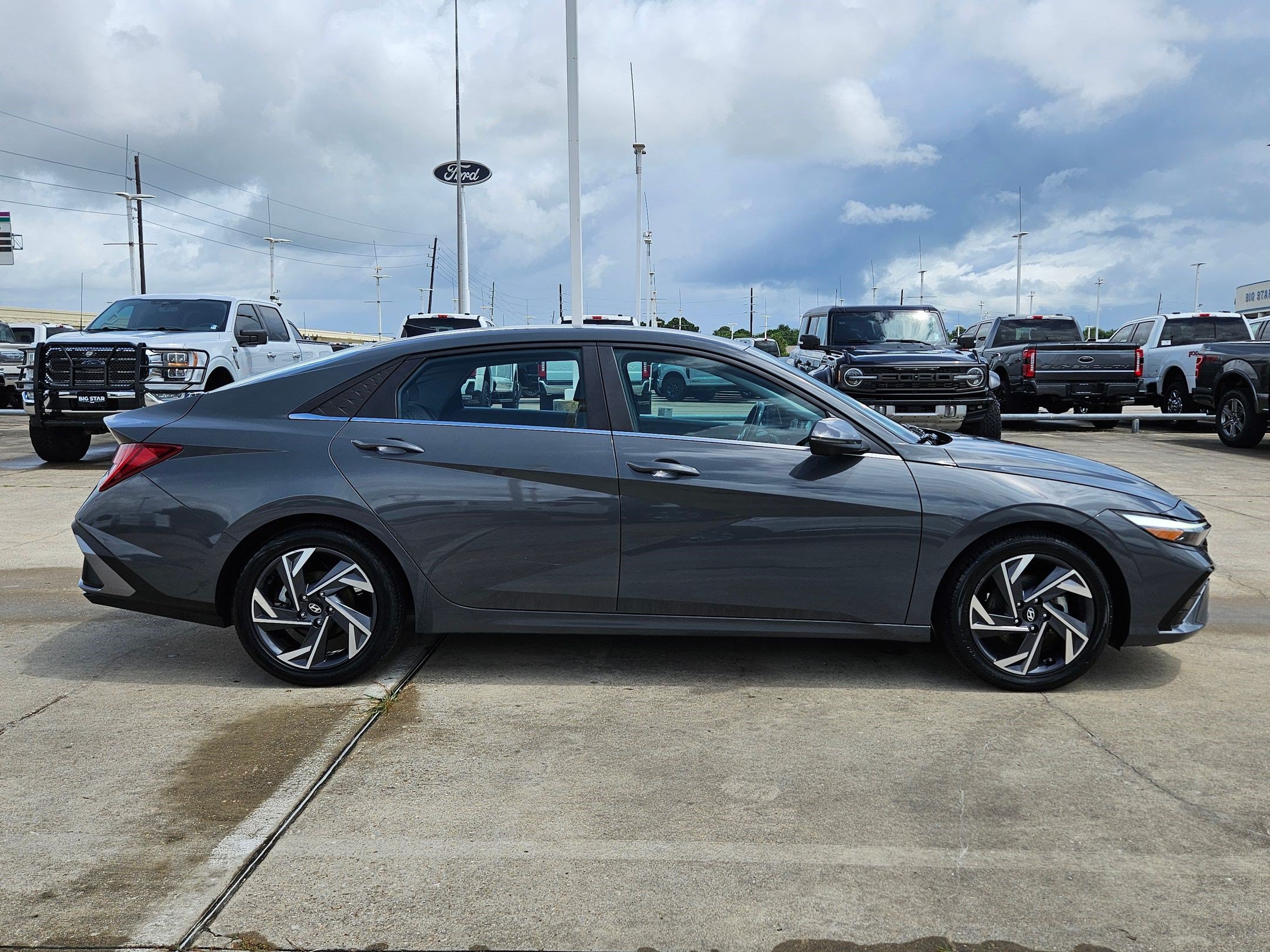 Used 2024 Hyundai Elantra Limited FWD image 2
