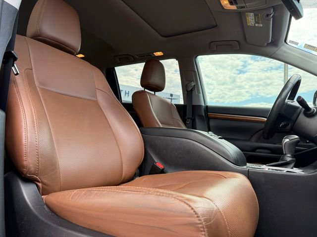 Used 2019 Toyota Highlander Limited FWD image 16