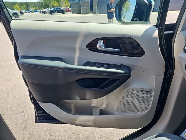Used 2023 Chrysler Pacifica Limited w/ Uconnect Theater Family Group AWD/4WD image 30